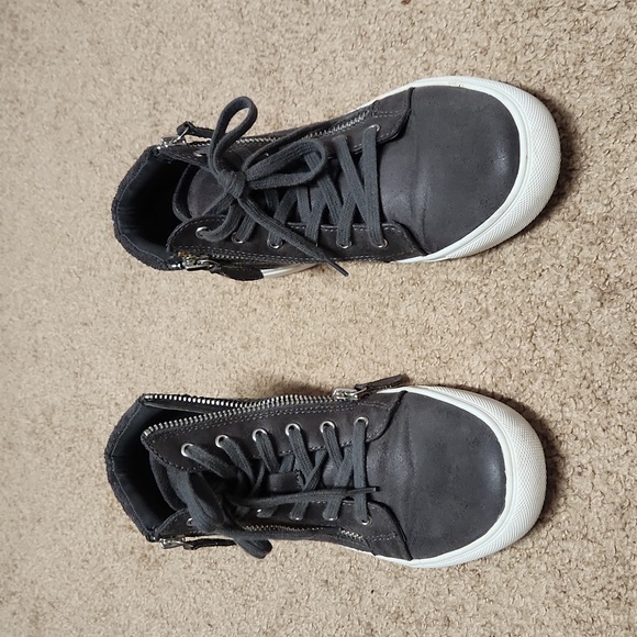 Shoes - Picture 3 of 6